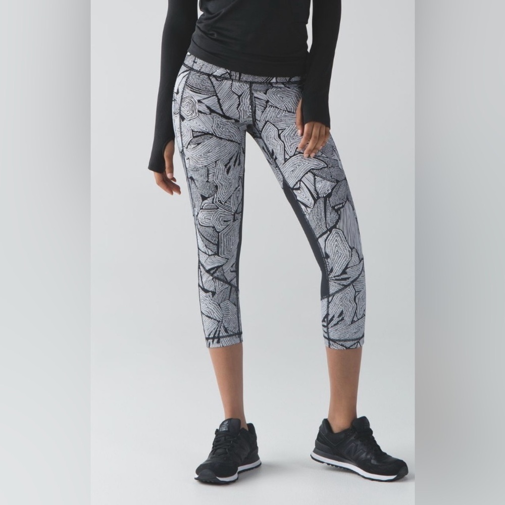 Lululemon Pace Rival Crop (Full-On
Luxtreme)
Dottie Tribe White Black size 4